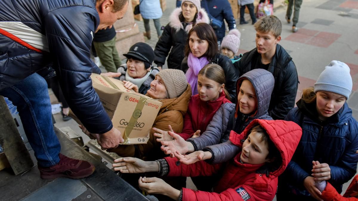 Kherson (Ukraine), 15/11/2022.- People receive humanitarian aid on the central square of Kherson, Ukraine, 15 November 2022. After visiting the city on 14 November, Ukrainian President Volodymyr Zelensky said in an address later the same day, that all critical infrastructure in the city of Kherson was destroyed while under Russian occupation. Ukrainian troops entered Kherson on 11 November after the Russian troops had withdrawn from the city. Kherson was captured in the early stage of the conflict, shortly after Russian troops had entered Ukraine in February 2022. (Rusia, Ucrania) EFE/EPA/OLEG PETRASYUK